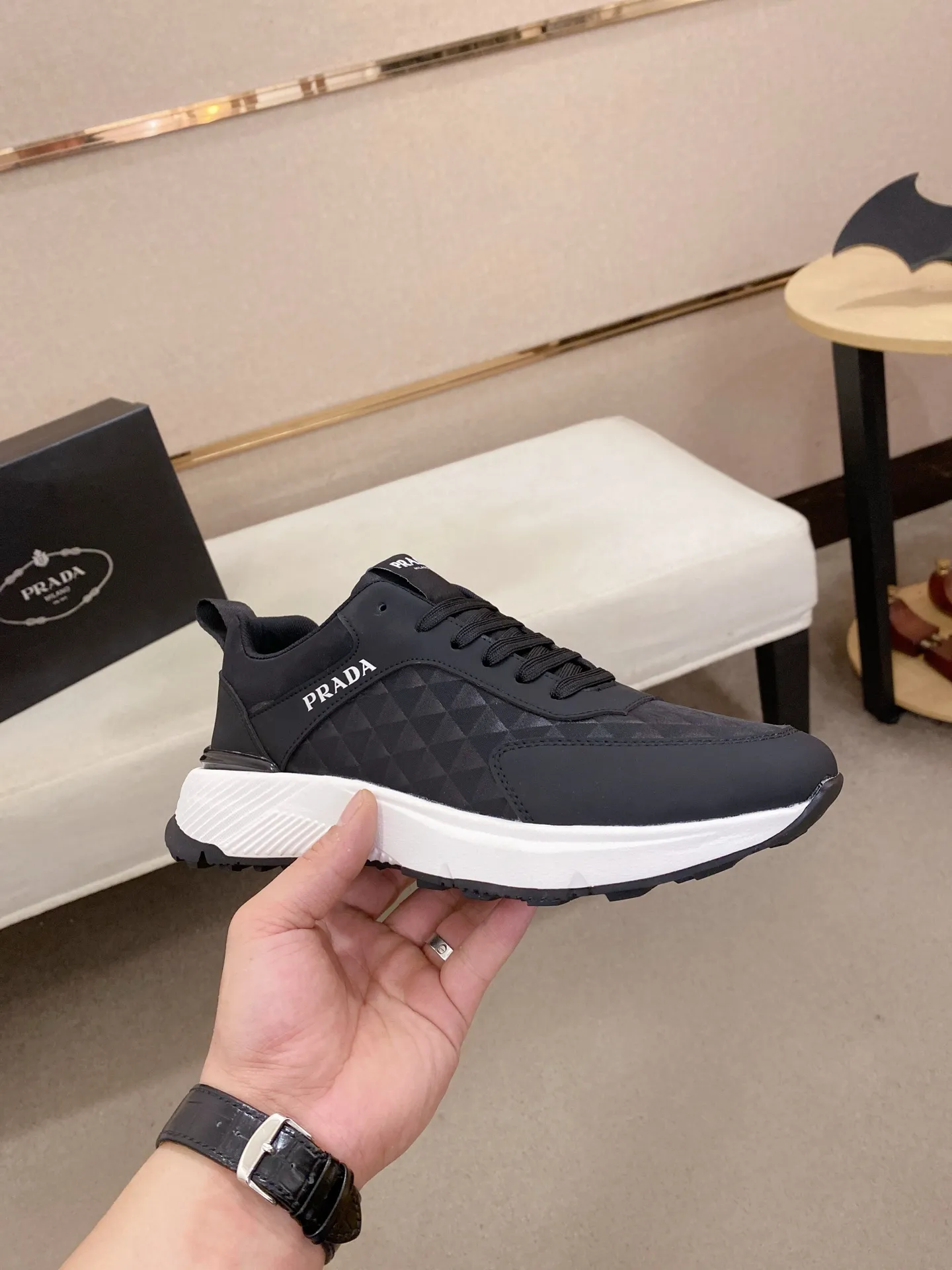 Men's shoes 💰 442💰 ✔️✔️✔️The new PRADA (Prada) counters are launched simultaneously. The new men's shoes and 😘fabrics are made of selected cowhide and waterproof and breathable fabrics. Lining: Breathable mesh lining. 👍🏿 High-end ☄️ air-cushion molded anti-slip rubber outsole, exquisite lines, simple and elegant, comfortable and high-end for leisure travel. Code number: 38 to 44 (45 can be customized and cannot be returned or exchanged)